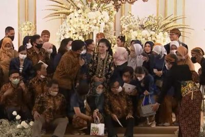 Presiden Jokowi Pasrah, Iriana & Bestie Kuasai Tempat Foto di Ngunduh Mantu Kaesang-Erina