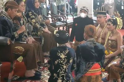Momen Haru Tumplak Punjen Kaesang-Erina, Jokowi Pesan Anak, Menantu, Cucu Rukun Semua