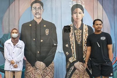 Bahagianya Warga Solo, Foto di Depan Mural Kaesang dan Erina saat Ngunduh Mantu