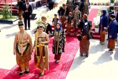Kaesang Pangarep dan Erina Gudono Pakai Baju Dodotan Adat Jawa di Ngunduh Mantu Hari Ini