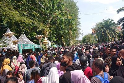 Potret Warga Solo Menyerbu Stand Makanan Gratis Ngunduh Mantu Kaesang dan Erina