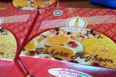 Ada Open Kitchennya, Bakpia Jogkem Jadi Oleh-oleh Yogya yang Enggak Kalah Legendaris!