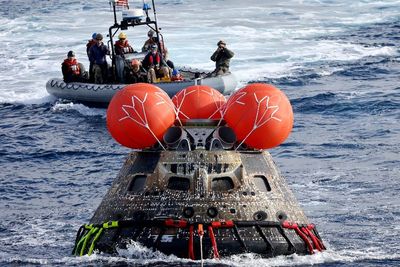 Kapsul Orion NASA Berisi 3 Manekin Mendarat Selamat di Bumi Usai Tempuh 2,2 Juta Km