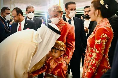 Gemes! Momen Jan Ethes Dicium Pangeran UEA, Sheikh Khaled bin Mohamed bin Zayed Al Nahyan