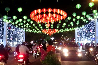 Sambut Natal, Kota Solo Dibanjiri Lampion Indah: Simbol Toleransi yang Tinggi!