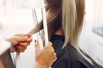 5 Perawatan untuk Dapatkan Rambut Lurus, Ada Rebonding hingga Keratin! Pilih yang Mana?