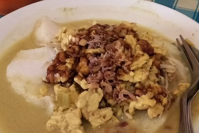 Cuma Lontong dan Tempe Diguyur Kuah, Tapi Kuliner Ini Melegenda di Malang: Harganya Murah!