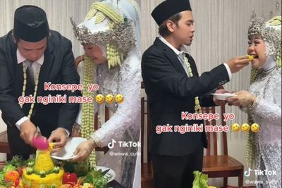 Kesal Susah Dipotong, Pengantin Pria Ini Meraup Nasi Tumpeng Pernikahannya