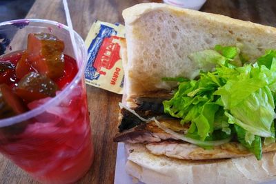 Balik Ekmek, Sandwich Ikan Kembung Khas Istanbul Disantap dengan Jus Acar! Gimana Rasanya?