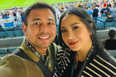 Ketebak Nih Harga Cardigan Nagita Slavina yang Dipakai Nonton Piala Dunia: Auranya Mahal