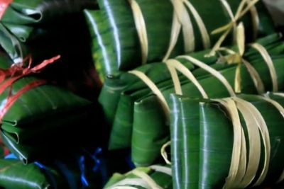 Bentuknya Mirip Lontong, Buras Bisa Awet 3 Hari di Suhu Ruang, Penjual Ungkap Triknya