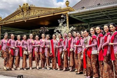 Diapit Gerombolan Finalis Puteri Indonesia, Bridesmaid Kesang Erina Full Kebaya Kutubaru
