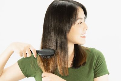 5 Jurus Atasi Rambut Kering, Solusinya Jarang Keramas?