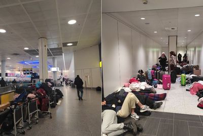 Pemandangan Wisatawan Tidur di Lantai Bandara Usai Penerbangan Dibatalkan