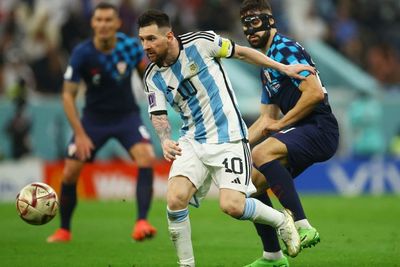 Punya Privilege, Lisandro Martinez Wujudkan Mimpi Ibunya Bertemu Messi