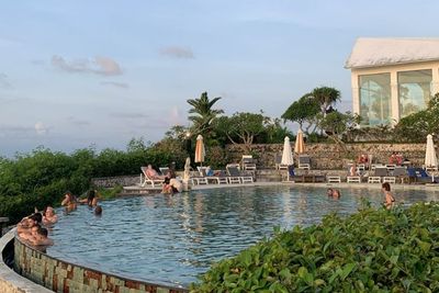 Single Fin Beach Club, Tempat Chill-nya Bule Bali yang Harga Makanannya Cuma Rp35 Ribuan!