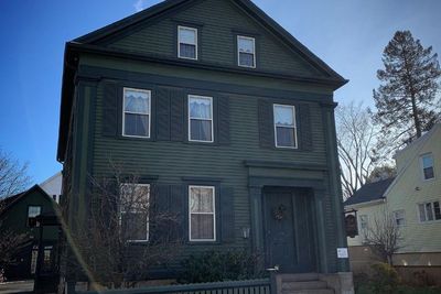 Kelihatan Normal, Rumah Ini Ternyata Merupakan Destinasi Horror Populer di Massachusetts