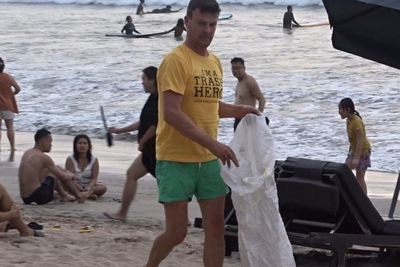 Bikin Takjub! Bule Ganteng Ngumpulin Sampah di Pantai Kuta, Ternyata Aksinya Rutin Digelar