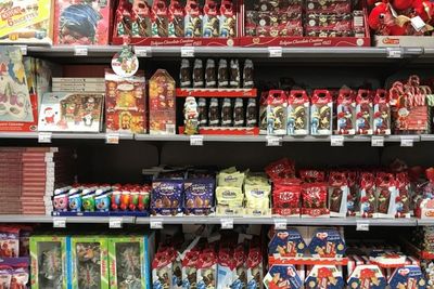 Potret Prancis Kebanjiran Cokelat Natal, Bentuknya Unik Harganya Mulai Rp20 Ribuan Aja!