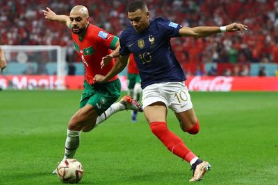 Keras! Begini Tekel Amrabat yang Bikin Mbappe Sampai Ganti Sepatu