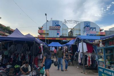 Pasar Jodoh, Surganya Tempat Thrifting Murah di Batam, Harga Kemeja Rp2 Ribuan Aja!
