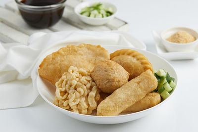 13 Makanan Khas Palembang yang Wajib Dicoba Selain Pempek!