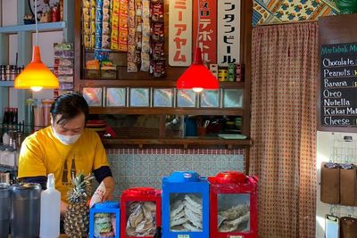 Pasutri Asli Jepang Sukses Bikin Resto Indonesia di Kyoto, Konsepnya Unik ala Warung