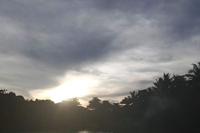 Nongkrong Gratis di Situ Mangga Bolong, Tempat Cozy Buat Berburu Sunset di Jaksel