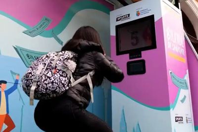 Cukup Lakukan 20 Kali Squat, Warga Rumania Bisa Naik Bus Gratis!
