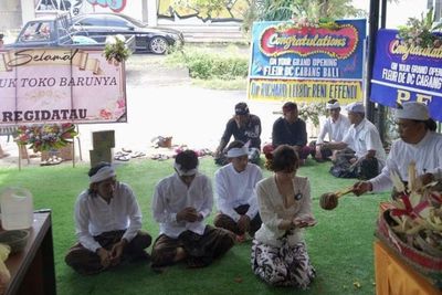 Regi Datau Kirim Papan Bunga saat Denise Buka Toko Baru, Netizen Curiga Bikin Sendiri