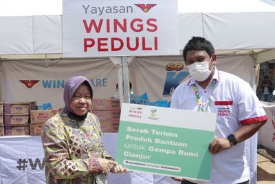 Menteri Sosial RI, Tri Rismaharini Sapa Pengungsi di Posko Yayasan WINGS Peduli