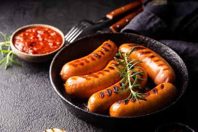 Resep Sosis Bakar Teflon yang Bisa Jadi Solusi Kalau Malam Tahun Baruan Turun Hujan