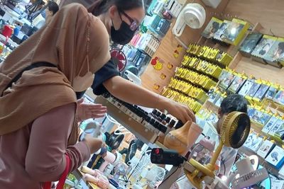 Mirip Mangga Dua, Ini Surga Belanja Oleh-oleh Murah di Singapura, Gak Bikin Bangkrut!