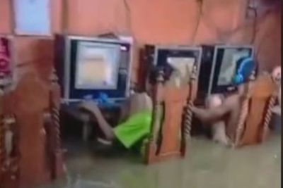 Segerombol Bocah Tetap Nekat Main Game meski Terendam Banjir
