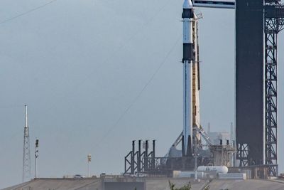 Beruntung Banget! Pria ini Saksikan Detik-detik Roket Falcon 9 Meluncur dari atas Pesawat