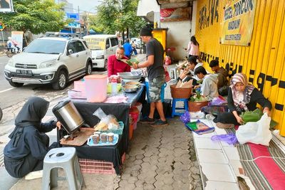 Cuma Jualan Nasi Pecel di Emperan Toko Tapi Laku Keras, 2 Jam Sudah Habis