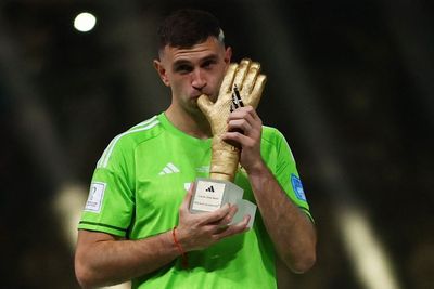 Selebrasi Emiliano Martinez saat Raih Gelar Kiper Terbaik Piala Dunia 2022 Panen Hujatan!