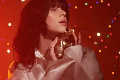 Billie Eilish Rayakan Ulang Tahun ke 21, Pakai Dress Seksi hingga Dijuluki Santa Seksi