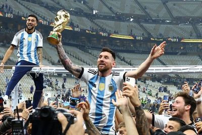 Lionel Messi Diarak Aguero Usai Jadi Juara, Mirip Momen Pele di Piala Dunia 1970