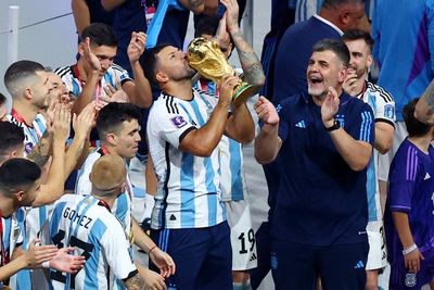 Momen Sergio Aguero Ikut Angkat Trofi Usai Argentina Juara Piala Dunia 2022