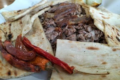 Kebab di Kota Ini Berisi Daging, Jeroan dan Tulang Domba Muda, Cara Makannya Unik Banget!