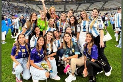 14 Potret WAGs Argentina Pose Bareng dan Cantik-cantik Cetar di Stadion Lusail Qatar