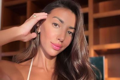 5 Foto Hot WAGs Argentina Barbara Occhiuzzi Pamer Punggung di Padang Pasir