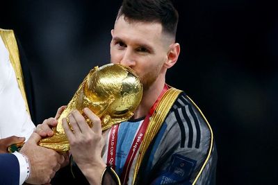Terkesima Pegang Trofi Piala Dunia, Lionel Messi: Itu Hal Terindah!