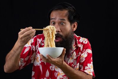 Mengsedih! Sudah Capek Masak Mie Instan, Sekelompok Pria Ini Alami Kejadian Tak Terduga