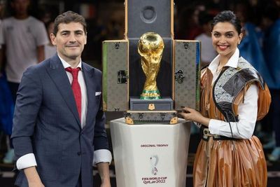 Potret Artis India Deepika Padukone Bawa Trofi Piala Dunia 2022, Sayang Outfitnya Dikritik