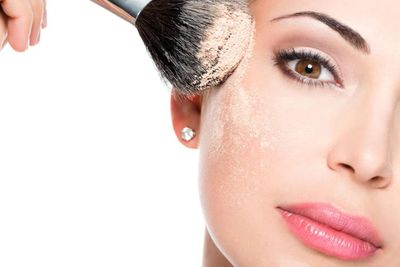 Ini Perbedaan Setting Powder dan Spray yang Bisa Bikin Makeup Tahan Lama, Pilih Mana?
