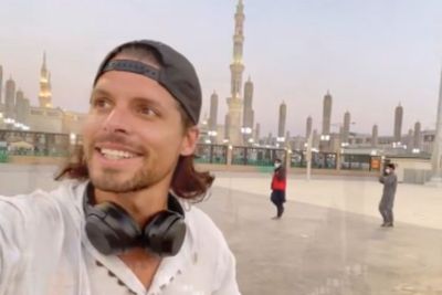 Respect! Lagi Nge-vlog, Bule Ini Langsung Diam saat Dengar Azan di Masjid Nabawi Madinah