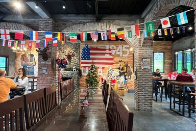 Unik! Ada Kafe Ala Amerika di Minahasa, Bisa Lihat Danau Tondano dari White House !