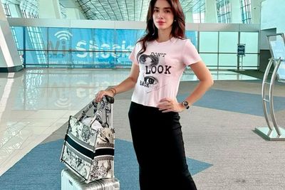 Potret Cantik Ussy Sulistiawaty Pamer Tubuh Langsing Pakai Rok Pendek, Netizen: ABG Lewat!